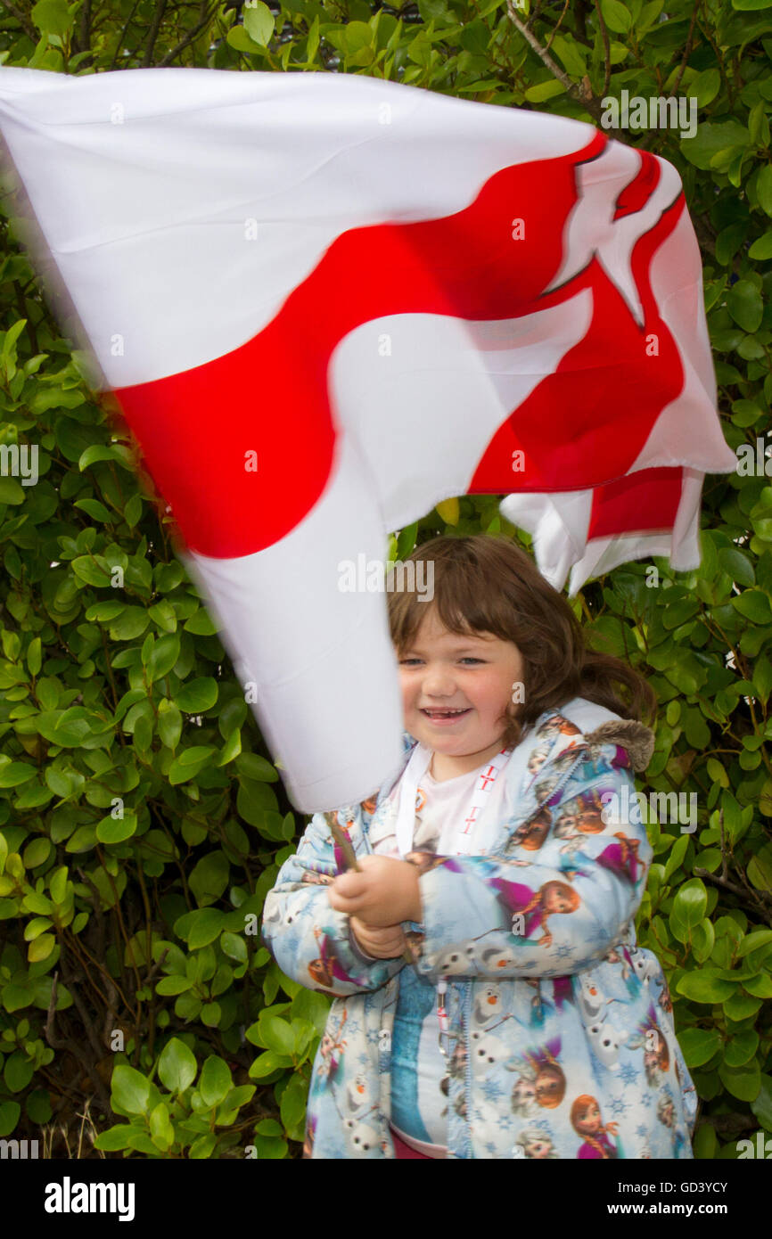 Southport, Merseyside, England 12. Juli 2016.  Annie McQuaide, März 6 Jahre alt, in Southport Oranier Tag durch die Straßen der Stadt.   Dies ist eine jährliche Veranstaltung im Ort beim lokalen von Merseyside, Bootle Lodges und aus der Ferne her sammeln, Edinburgh und Glasgow bis März und Parade, musikalische Begleitung von Scharen von Schaulustigen feiert den Jahrestag der Schlacht am Boyne angefeuert. Bildnachweis: Cernan Elias/Alamy Live-Nachrichten Stockfoto
