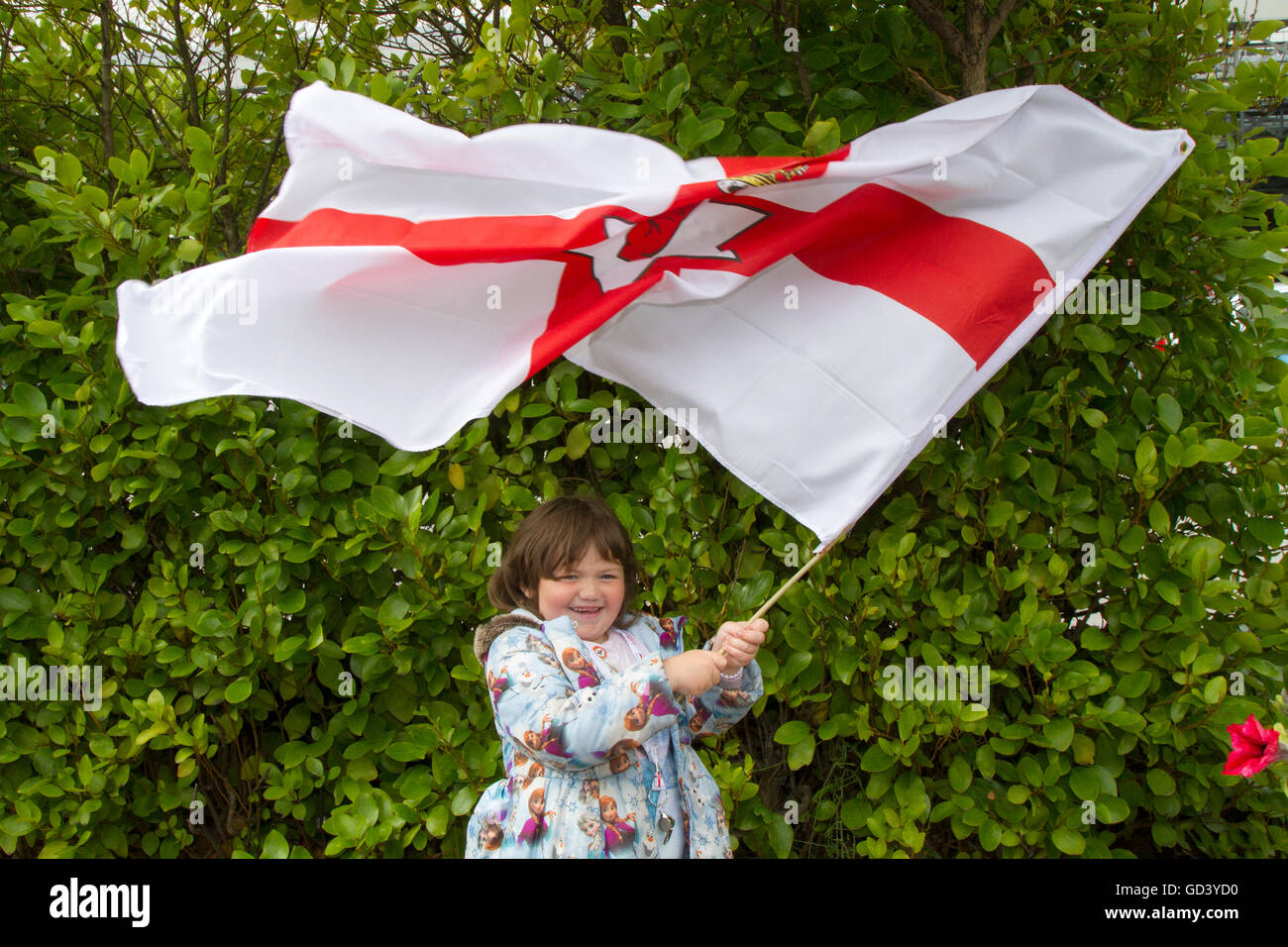 Southport, Merseyside, England 12. Juli 2016.  Annie McQuaide, März 6 Jahre alt, in Southport Oranier Tag durch die Straßen der Stadt.   Dies ist eine jährliche Veranstaltung im Ort beim lokalen von Merseyside, Bootle Lodges und aus der Ferne her sammeln, Edinburgh und Glasgow bis März und Parade, musikalische Begleitung von Scharen von Schaulustigen feiert den Jahrestag der Schlacht am Boyne angefeuert. Bildnachweis: Cernan Elias/Alamy Live-Nachrichten Stockfoto