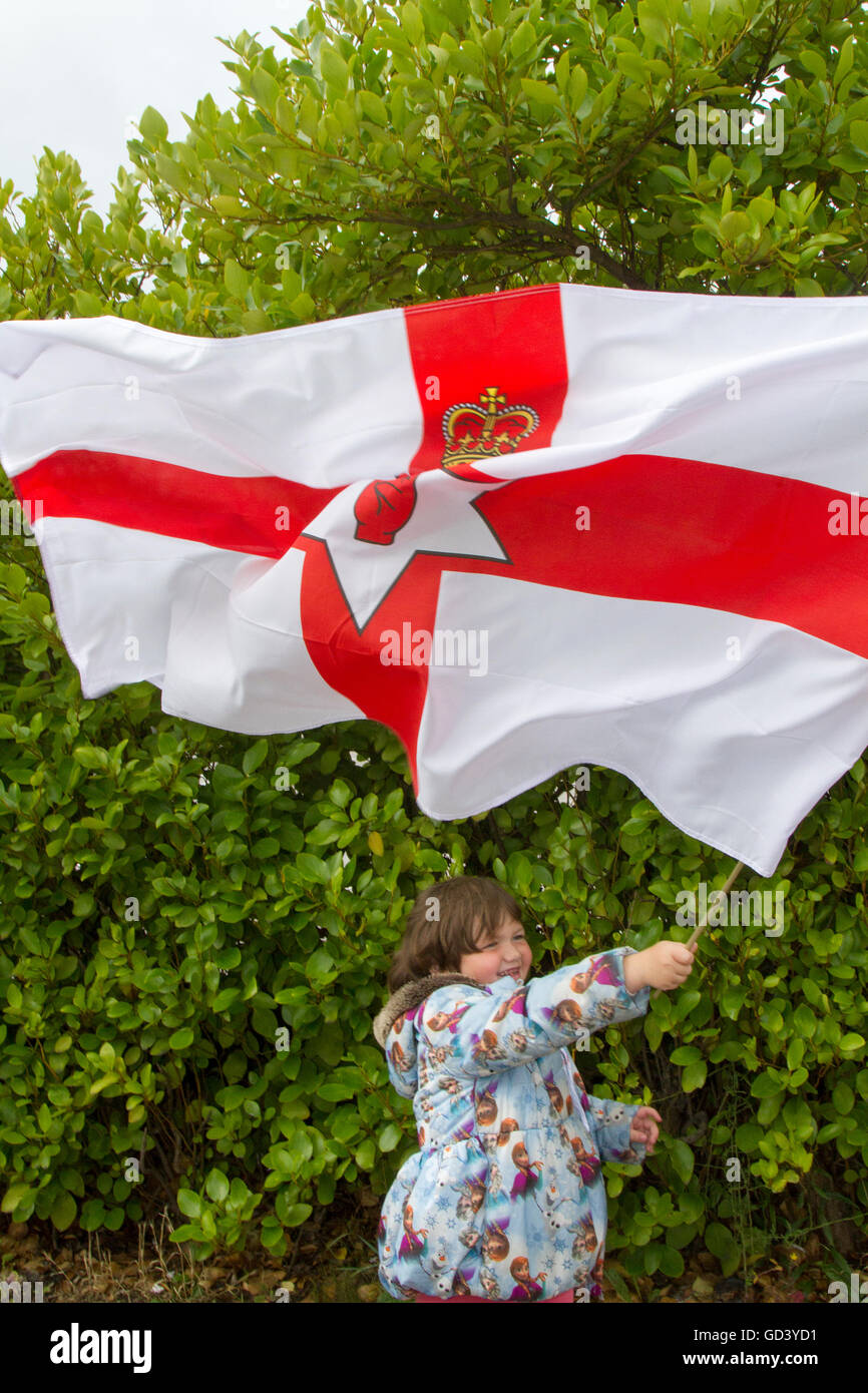 Southport, Merseyside, England 12. Juli 2016.  Annie McQuaide, März 6 Jahre alt, in Southport Oranier Tag durch die Straßen der Stadt.   Dies ist eine jährliche Veranstaltung im Ort beim lokalen von Merseyside, Bootle Lodges und aus der Ferne her sammeln, Edinburgh und Glasgow bis März und Parade, musikalische Begleitung von Scharen von Schaulustigen feiert den Jahrestag der Schlacht am Boyne angefeuert. Bildnachweis: Cernan Elias/Alamy Live-Nachrichten Stockfoto