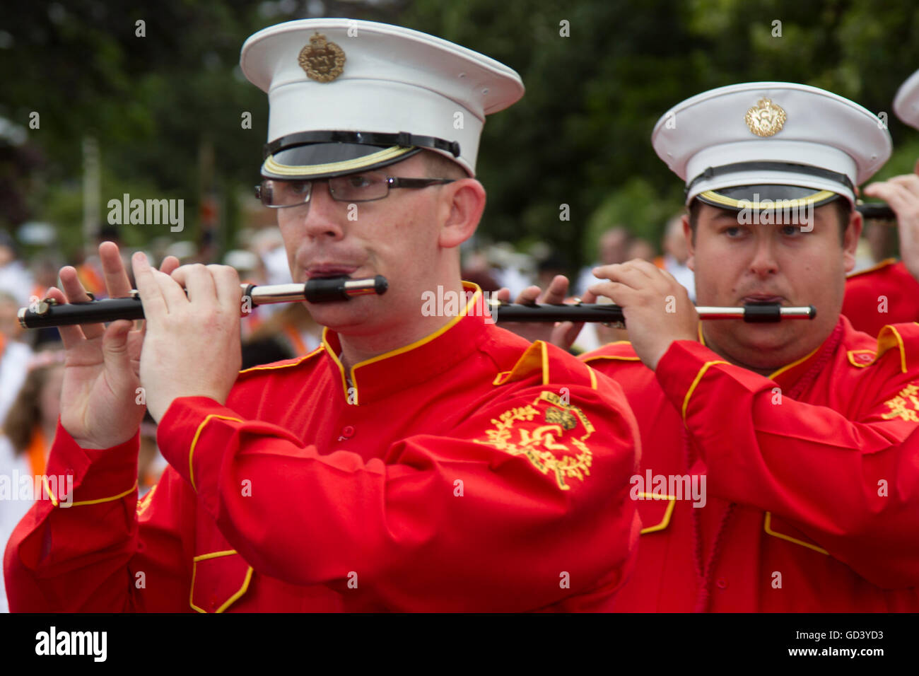 Southport, Merseyside, England 12. Juli 2016.  Bootle Flute Band in Southport Oranier Tag marschierten durch die Straßen der Stadt.   Dies ist eine jährliche Veranstaltung im Ort beim lokalen von Merseyside, Bootle Lodges und aus der Ferne her sammeln, Edinburgh und Glasgow bis März und Parade, musikalische Begleitung von Scharen von Schaulustigen feiert den Jahrestag der Schlacht am Boyne angefeuert. Bildnachweis: Cernan Elias/Alamy Live-Nachrichten Stockfoto