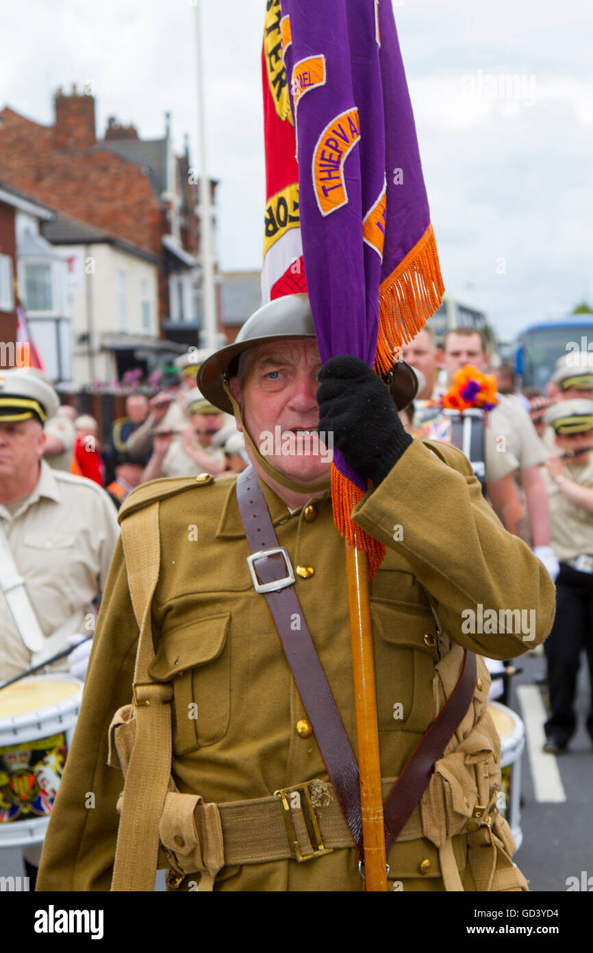Southport, Merseyside, England 12. Juli 2016.  Alter Soldat in Southport Oranier Tag marschierten durch die Straßen der Stadt.   Dies ist eine jährliche Veranstaltung im Ort beim lokalen von Merseyside, Bootle Lodges und aus der Ferne her sammeln, Edinburgh und Glasgow bis März und Parade, musikalische Begleitung von Scharen von Schaulustigen feiert den Jahrestag der Schlacht am Boyne angefeuert. Bildnachweis: Cernan Elias/Alamy Live-Nachrichten Stockfoto
