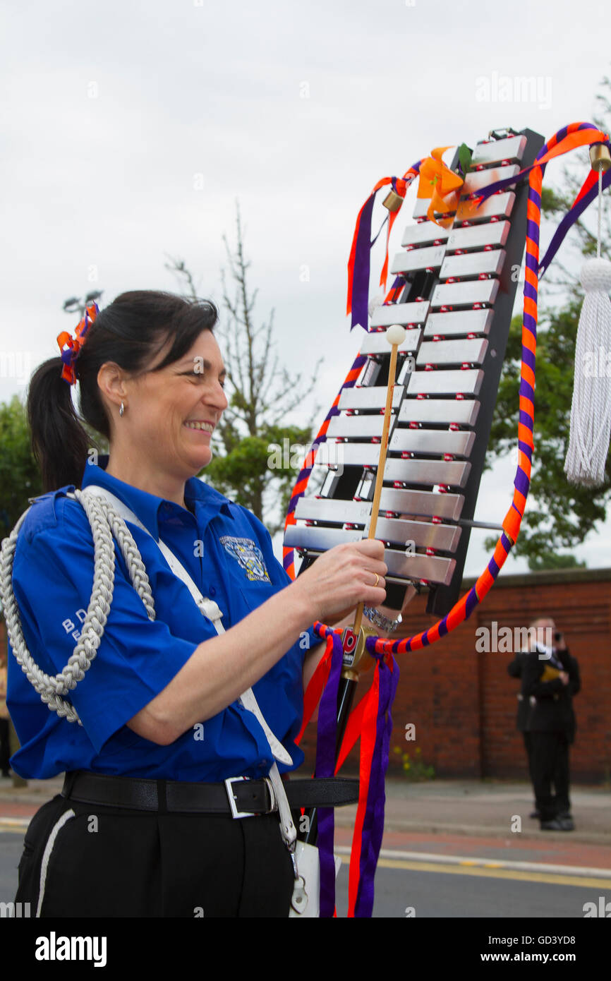 Southport, Merseyside, England 12. Juli 2016.  ... ...auf Southport Oranier Tag Marsch durch die Straßen der Stadt.   Dies ist eine jährliche Veranstaltung im Ort beim lokalen von Merseyside, Bootle Lodges und aus der Ferne her sammeln, Edinburgh und Glasgow bis März und Parade, musikalische Begleitung von Scharen von Schaulustigen feiert den Jahrestag der Schlacht am Boyne angefeuert. Bildnachweis: Cernan Elias/Alamy Live-Nachrichten Stockfoto