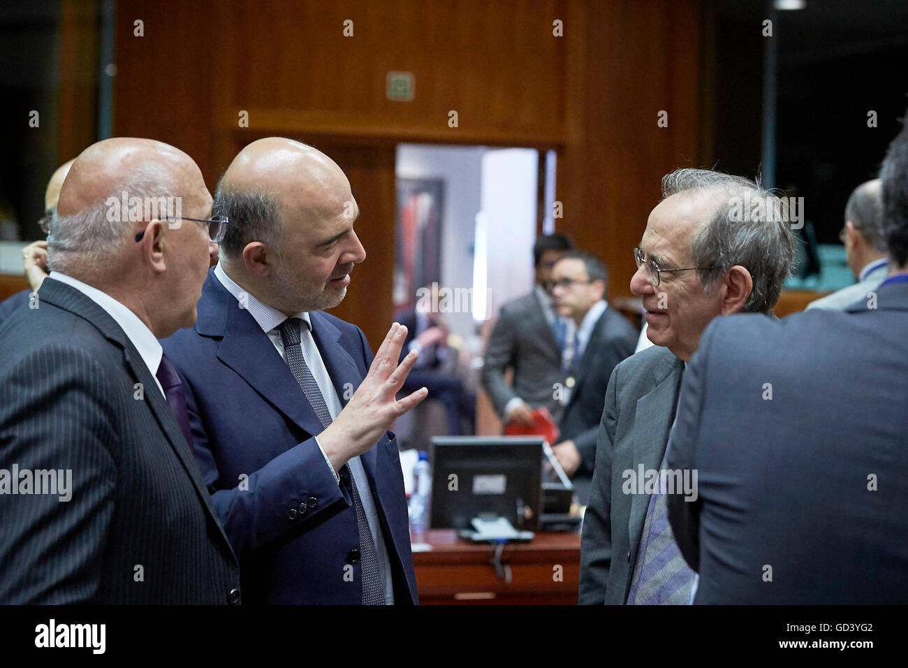 Brüssel, Belgien. 12. Juli 2016. Sitzung des ECOFIN-Rates im Europäischen Rat, runder Tisch, nach links, Michel Sapin Minister der Wirtschaft von Frankreich, Kommissar Pierre Moscovici und italienischen Ministers Pier Carlo Padoan. Bildnachweis: Leonardo Hugo Cavallo/Alamy Live-Nachrichten Stockfoto