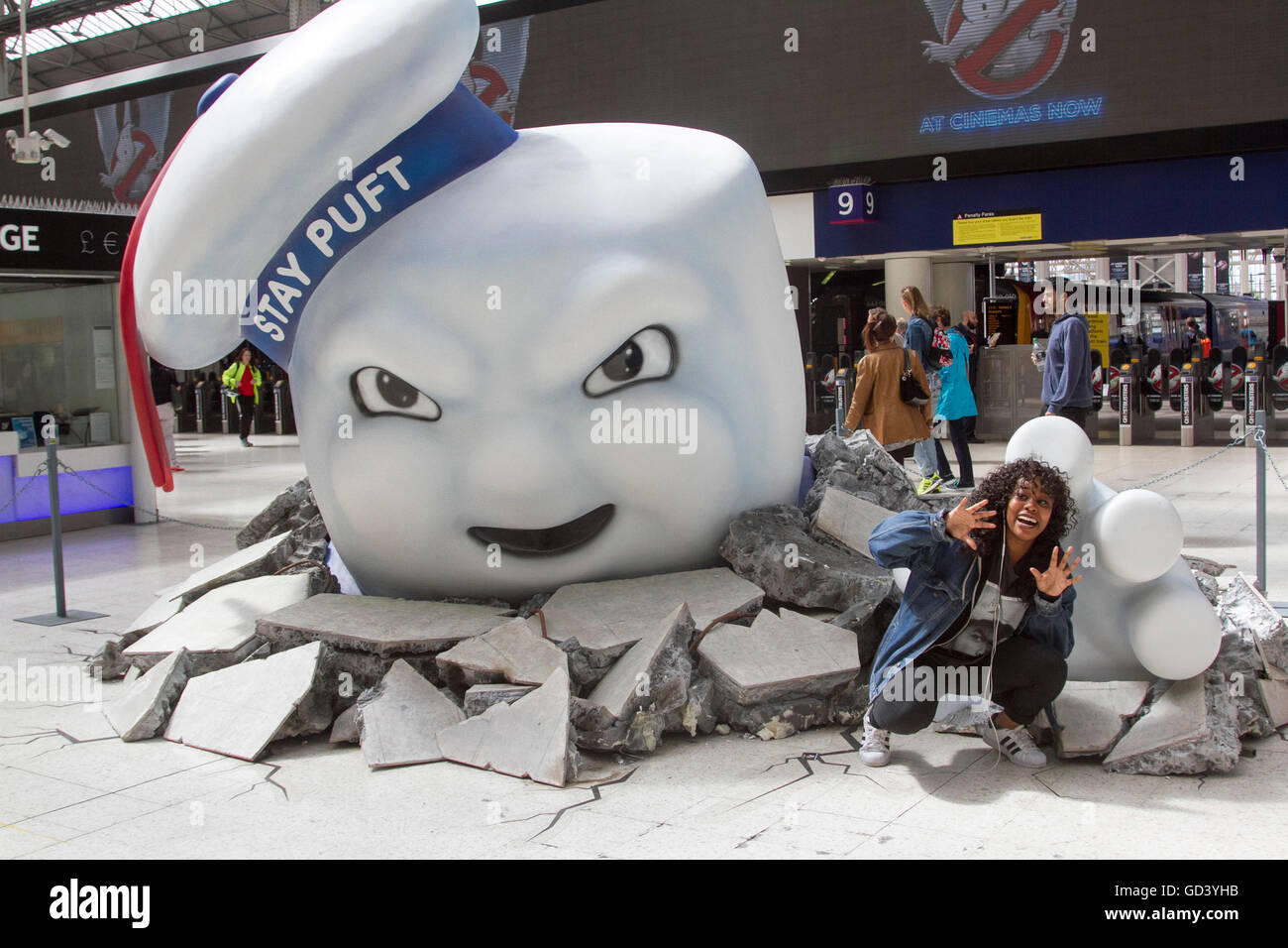 London, UK. 12. Juli 2016.   Die riesigen Marshmallow Mann brechen durch den Boden der Waterloo Station ist eine Attraktion mit Massen von Pendlern, die nicht mehr zu sehen und zu fotografieren die Ghosbusters Film Promotion Credit geworden: Amer Ghazzal/Alamy Live-Nachrichten Stockfoto