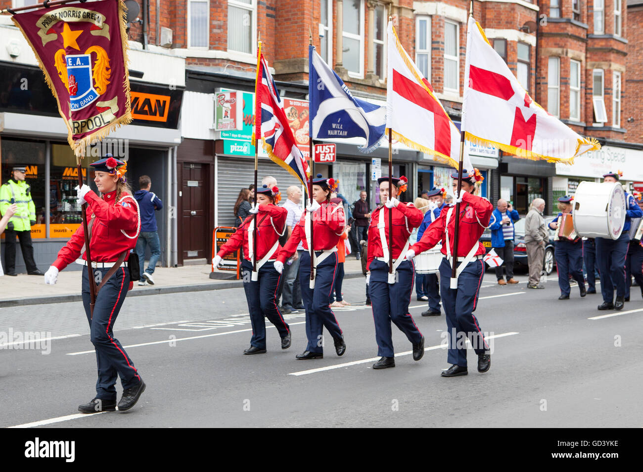 Southport, Merseyside, England 12. Juli 2016.  Loyalist Trommler in Southport Oranier Tag marschierten durch die Straßen der Stadt.   Dies ist eine jährliche Veranstaltung im Ort beim lokalen von Merseyside, Bootle Lodges und aus der Ferne her sammeln, Edinburgh und Glasgow bis März und Parade, musikalische Begleitung von Scharen von Schaulustigen feiert den Jahrestag der Schlacht am Boyne angefeuert. Bildnachweis: Cernan Elias/Alamy Live-Nachrichten Stockfoto
