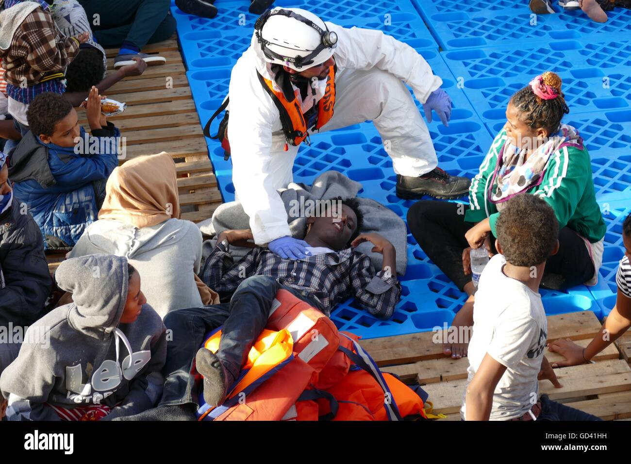 Mittelmeer, 17 Meilen vor der Küste Libyens, 12. Juli 2016. Eine humanitäre Gruppe erholte sich die Leichen von vier Migranten und rettete rund 400 Überlebende am Dienstag aus einem überfüllten Holzboot im Mittelmeer auf dem Weg nach Italien aus Libyen. Die Toten unter Deck, erstickt, sagte der Malta-basierte Migrant Offshore-Hilfe-Station, deren Rettungsschiff der Operation durchgeführt. Bildnachweis: Adam Alexander/Alamy Live-Nachrichten Stockfoto