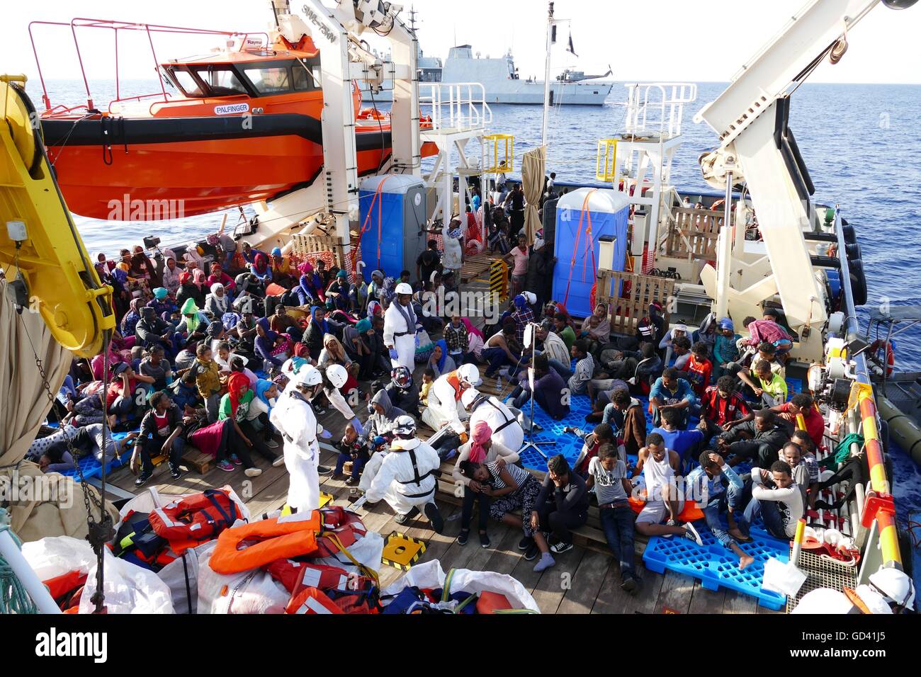 Mittelmeer, 17 Meilen vor der Küste Libyens, 12. Juli 2016. Eine humanitäre Gruppe erholte sich die Leichen von vier Migranten und rettete rund 400 Überlebende am Dienstag aus einem überfüllten Holzboot im Mittelmeer auf dem Weg nach Italien aus Libyen. Die Toten unter Deck, erstickt, sagte der Malta-basierte Migrant Offshore-Hilfe-Station, deren Rettungsschiff der Operation durchgeführt. Bildnachweis: Adam Alexander/Alamy Live-Nachrichten Stockfoto