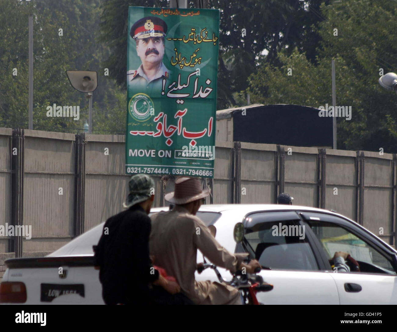 Karachi. 12. Juli 2016. Eine wenig bekannte politische Partei hat in Aufmachungen Banner in 13 pakistanischen Städten sowie in Peshawar auch drängen Armeechef General Raheel Sharif, das Kriegsrecht zu verhängen und bilden eine Regierung der Technokraten, Dienstag, 12. Juli 2016. Bildnachweis: Asianet-Pakistan/Alamy Live-Nachrichten Stockfoto