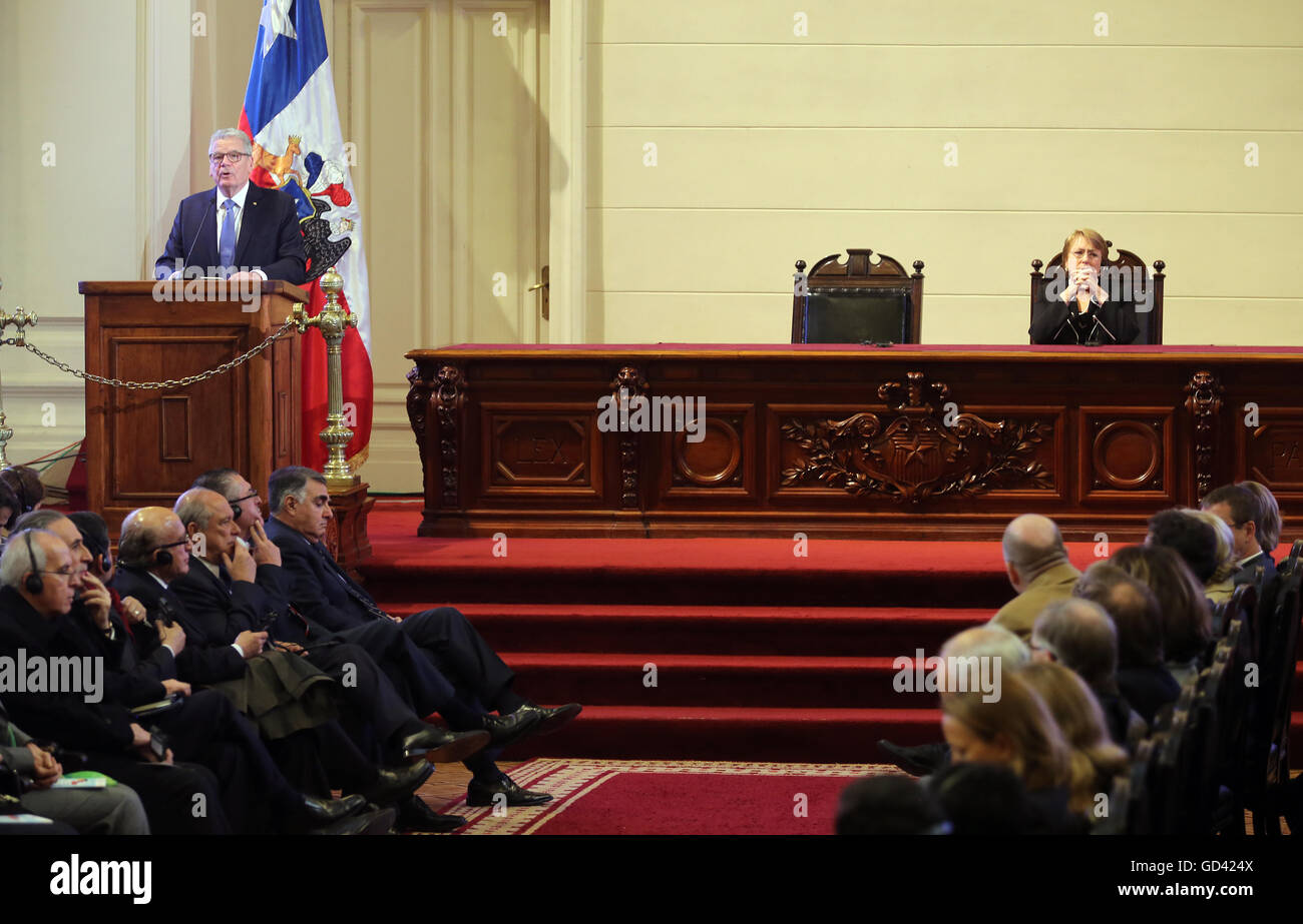 Santiago de Chile, Chile. 12. Juli 2016. Der deutsche Bundespräsident Joachim Gauck anlässlich des ehemaligen chilenischen Nationalkongresses und zur Eröffnung der deutsch-chilenischen Formun in Santiago de Chile, Chile, 12. Juli 2016. Das deutsche Staatsoberhaupt besucht Chile und Uruguay während einer siebentägigen Reise. Foto: WOLFGANG KUMM/Dpa/Alamy Live News Stockfoto