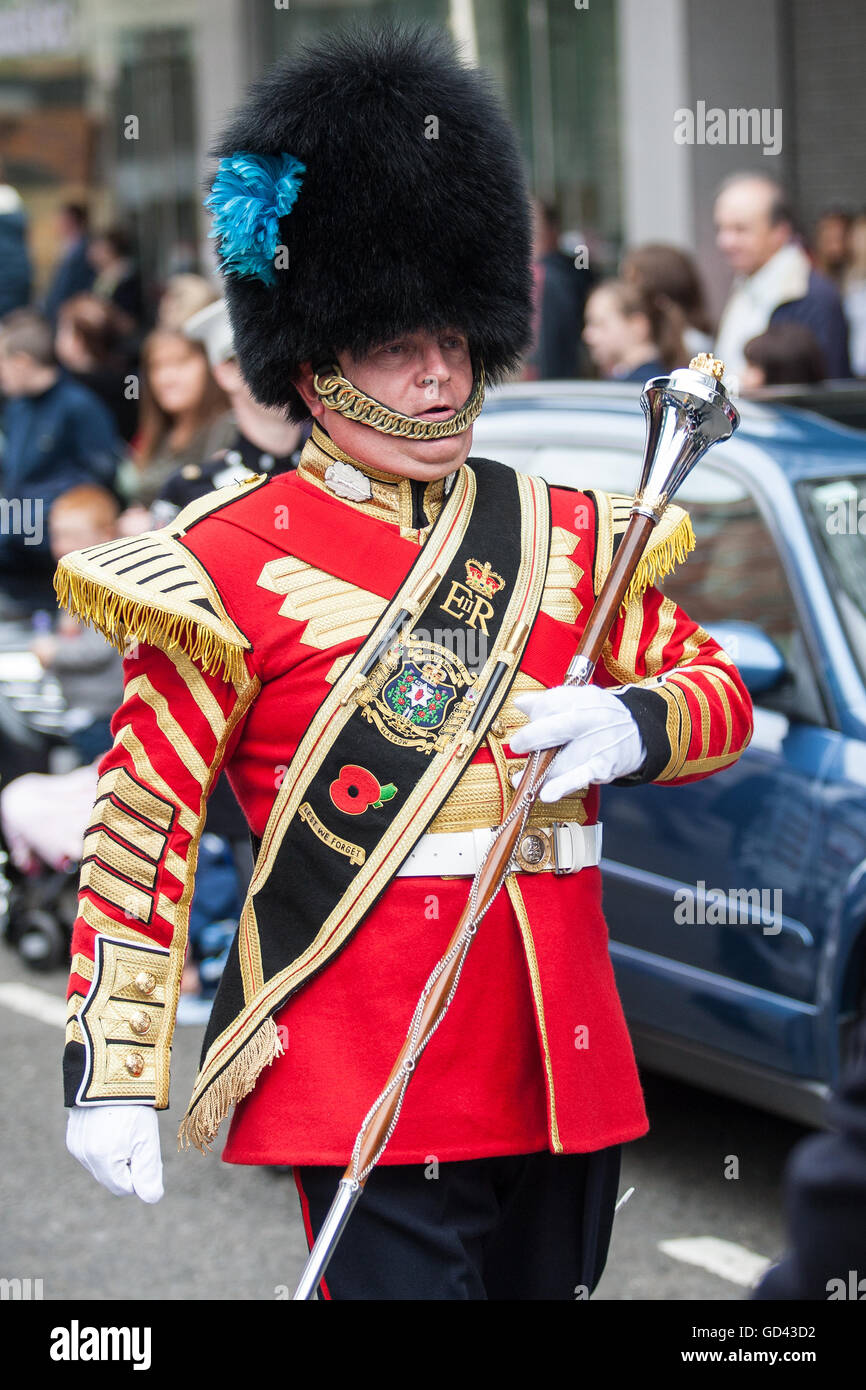 Belfast, UK. 12. Juli 2016. Ein Mitglied der Lollok Young Loyalist Flute Band aus Glasgow feiert zwölften. Es entstand während des späten 18. Jahrhunderts in Ulster. Es feiert die Glorious Revolution (1688) und der Sieg des protestantischen Königs Wilhelm von Oranien über katholische König James II an Schlacht des Boyne (1690) Credit: Bonzo/Alamy Live News Stockfoto