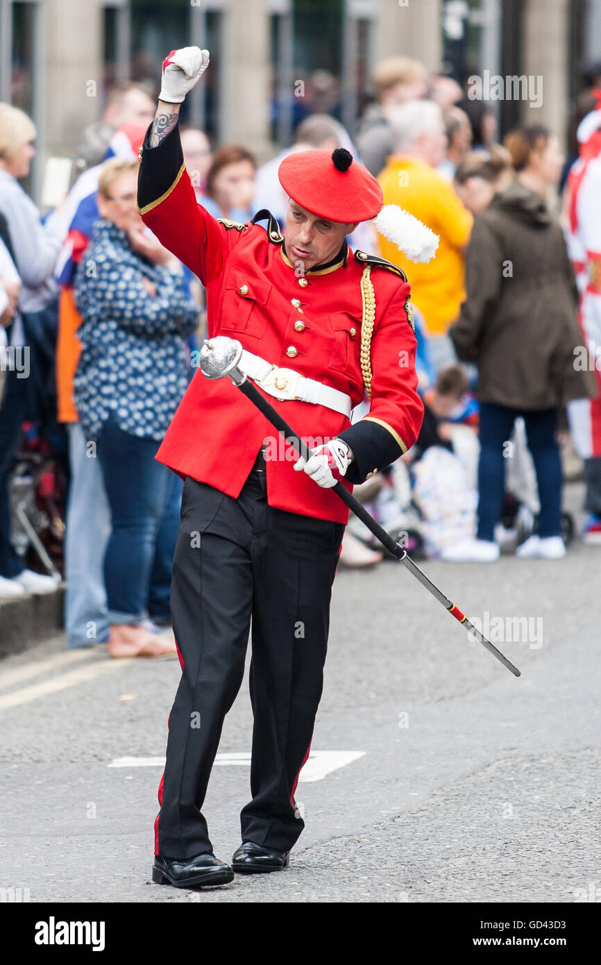 Belfast, UK. 12. Juli 2016. Ein Tambourmajor feiert zwölften. Es entstand während des späten 18. Jahrhunderts in Ulster. Es feiert die Glorious Revolution (1688) und der Sieg des protestantischen Königs Wilhelm von Oranien über katholische König James II an Schlacht des Boyne (1690) Credit: Bonzo/Alamy Live News Stockfoto