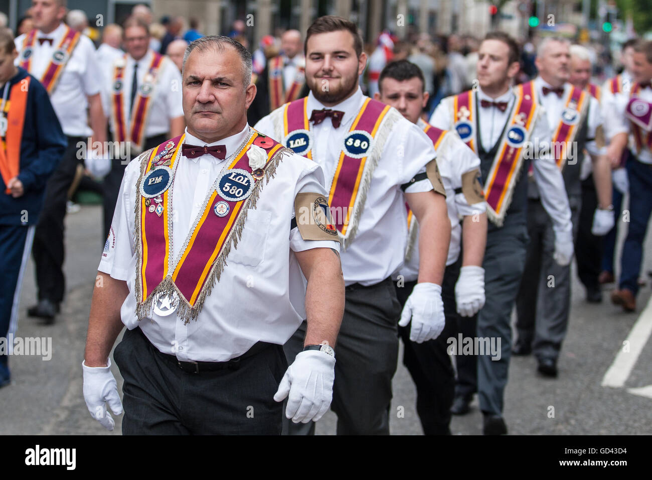 Belfast, UK. 12. Juli 2016. Oranier feiern die zwölfte. Es entstand während des späten 18. Jahrhunderts in Ulster. Es feiert der Glorious Revolution (1688) und Sieg des protestantischen Königs Wilhelm von Oranien über katholische König James II. in der Schlacht am Boyne (1690), Credit: Bonzo/Alamy Live News Stockfoto