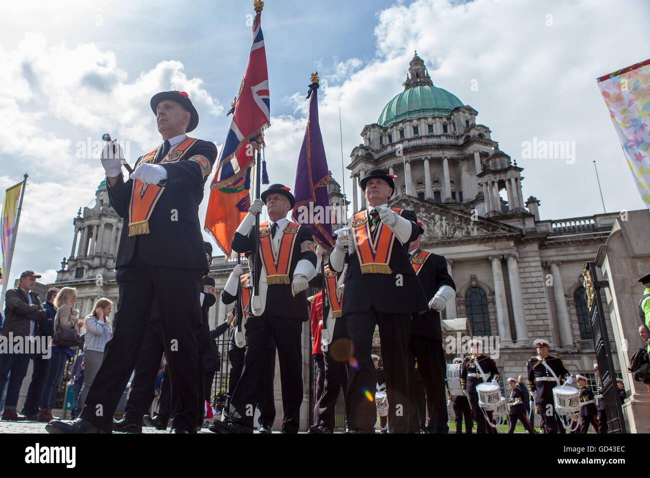 Belfast, UK. 12. Juli 2016. Fahren der Orange Order marschieren vom Cenotaph.The zwölften entstand während des späten 18. Jahrhunderts in Ulster. Es feiert die Glorious Revolution (1688) und der Sieg des protestantischen Königs Wilhelm von Oranien über katholische König James II an Schlacht des Boyne (1690) Credit: Bonzo/Alamy Live News Stockfoto