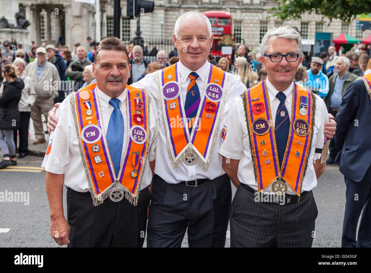 Belfast, UK. 12. Juli 2016. Drei Mitglieder des Orange feiert zwölften Ordens. Es entstand während des späten 18. Jahrhunderts in Ulster. Es feiert die Glorious Revolution (1688) und der Sieg des protestantischen Königs Wilhelm von Oranien über katholische König James II an Schlacht des Boyne (1690) Credit: Bonzo/Alamy Live News Stockfoto