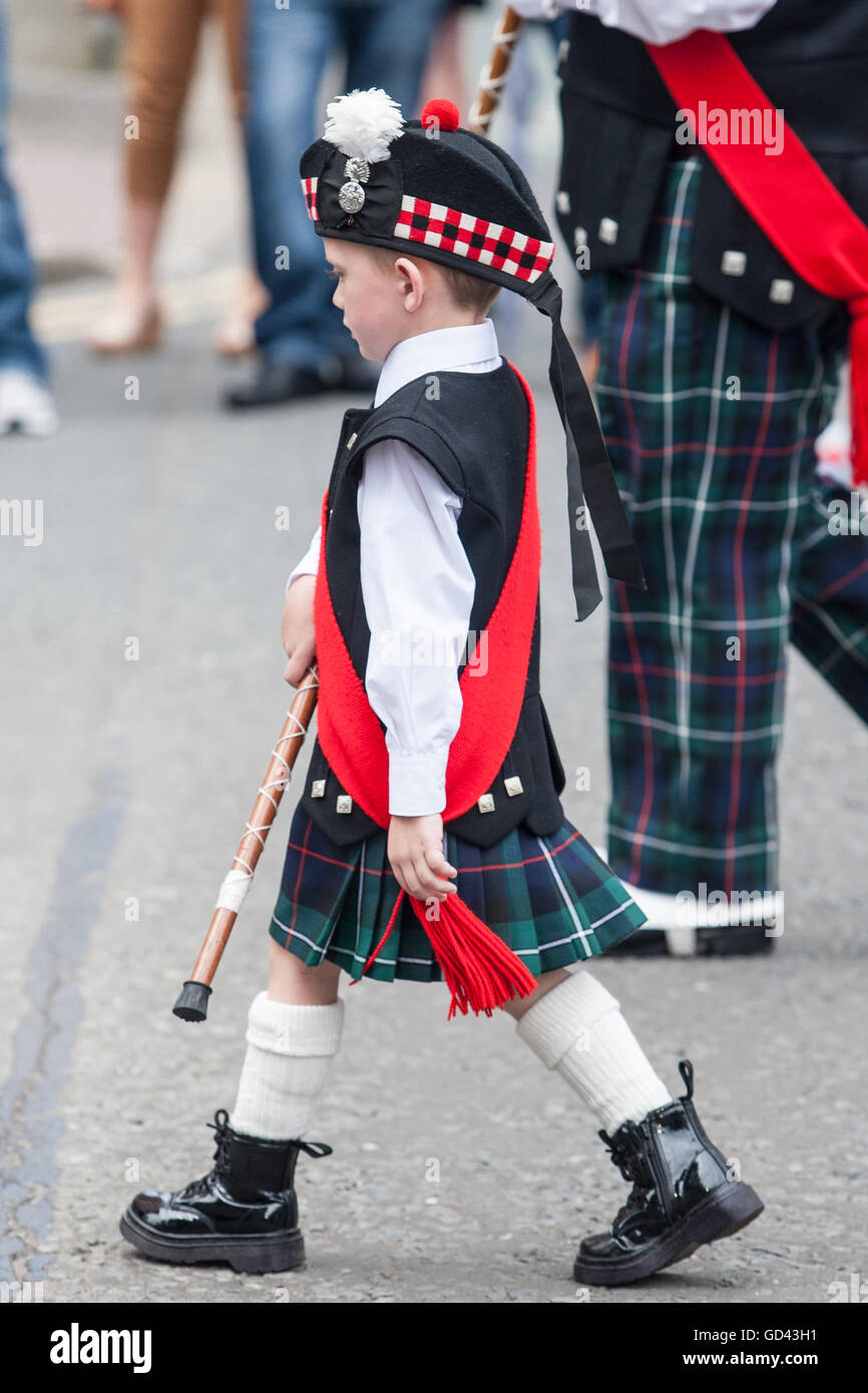 Belfast, UK. 12. Juli 2016. Ein kleiner Junge in Tartan feiern die zwölfte. Es entstand während des späten 18. Jahrhunderts in Ulster. Es feiert der Glorious Revolution (1688) und Sieg des protestantischen Königs Wilhelm von Oranien über katholische König James II. in der Schlacht am Boyne (1690), Credit: Bonzo/Alamy Live News Stockfoto