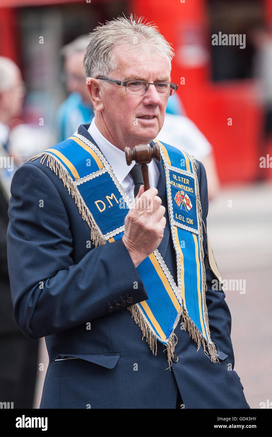 Belfast, UK. 12. Juli 2016. Ein Mann hält ein Hammer während der Prozession Bands feiert zwölften. Es entstand während des späten 18. Jahrhunderts in Ulster. Es feiert die Glorious Revolution (1688) und der Sieg des protestantischen Königs Wilhelm von Oranien über katholische König James II an Schlacht des Boyne (1690) Credit: Bonzo/Alamy Live News Stockfoto