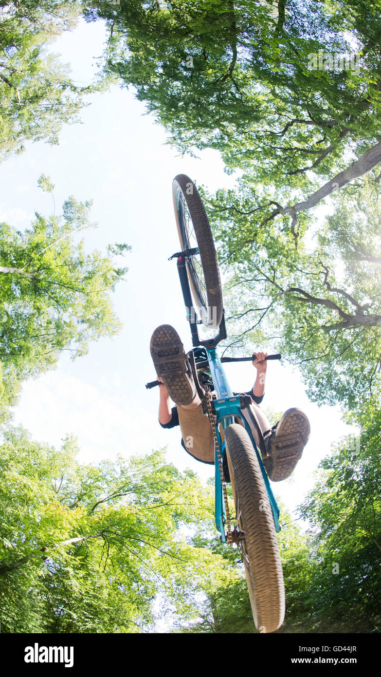 Hannover, Deutschland. 11. Juli 2016. Ein Mountainbiker in Aktion bei der "Pumptrack" im Stadtwald Eilenriede in Hannover, Deutschland, 11. Juli 2016. Der Kurs wurde speziell für Mountainbikes und BMX gebaut. Foto: JULIAN STRATENSCHULTE/Dpa/Alamy Live News Stockfoto