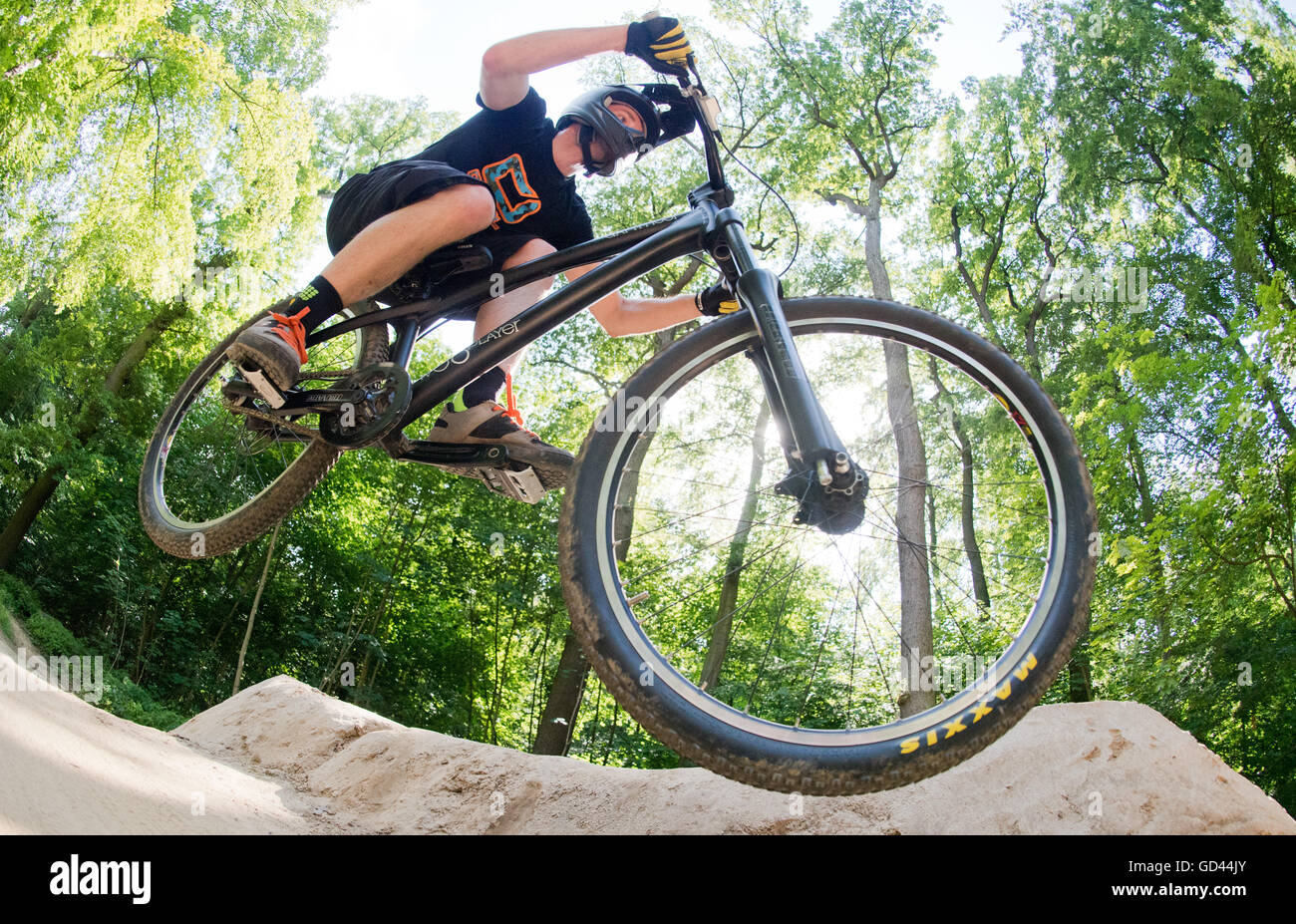 Hannover, Deutschland. 11. Juli 2016. Ein Mountainbiker in Aktion bei der "Pumptrack" im Stadtwald Eilenriede in Hannover, Deutschland, 11. Juli 2016. Der Kurs wurde speziell für Mountainbikes und BMX gebaut. Foto: JULIAN STRATENSCHULTE/Dpa/Alamy Live News Stockfoto