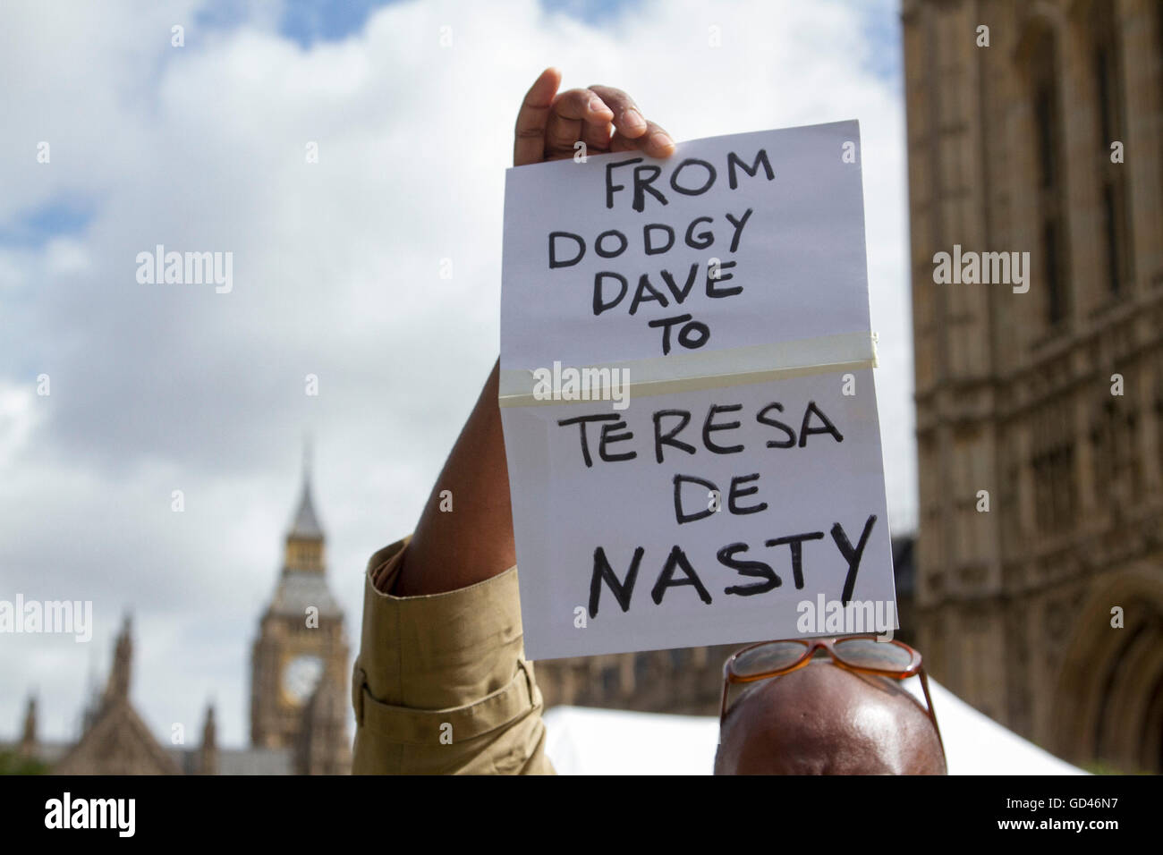 London, UK. 13. Juli 2016.   Ein einsamer Demonstrant hält ein Schild außerhalb des Parlaments am Tag Theresa Mai der neue britische Premierminister wird David Cameron Downing Street verlässt nach 6 Jahren zum letzten Credit Mal: Amer Ghazzal/Alamy Live-Nachrichten Stockfoto