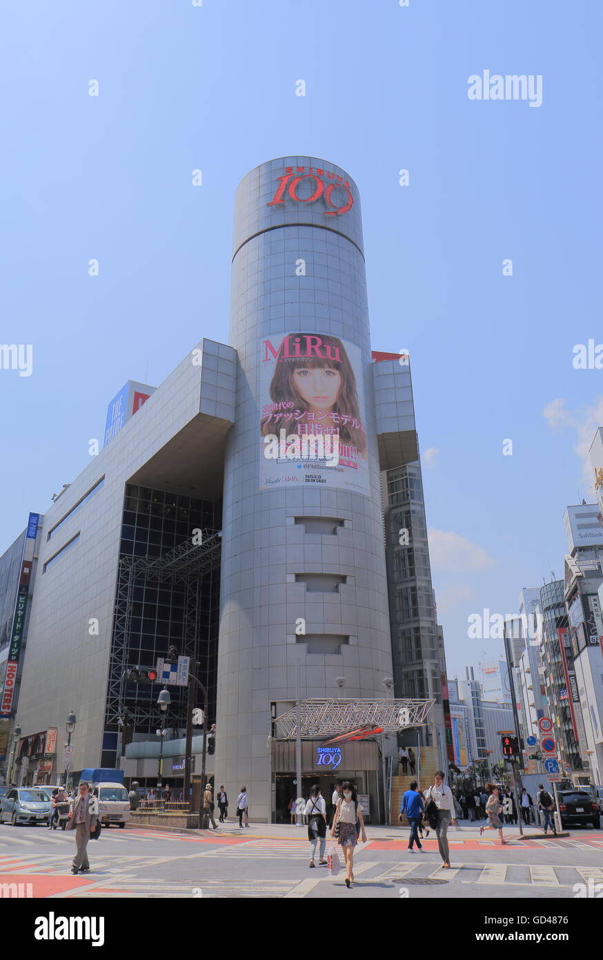 Leute warten auf Ampel vor Shibuya 109 in Tokio. Stockfoto