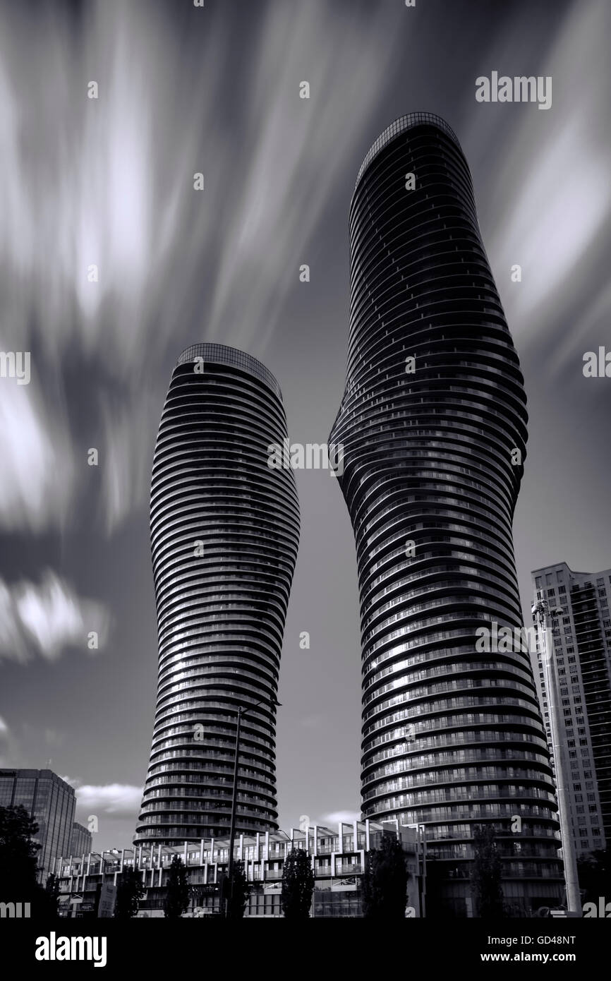 Die Absolute Towers befindet sich in Mississauga, Ontario in schwarz / weiß gegen eine Wolke gestreift-Himmel. Stockfoto