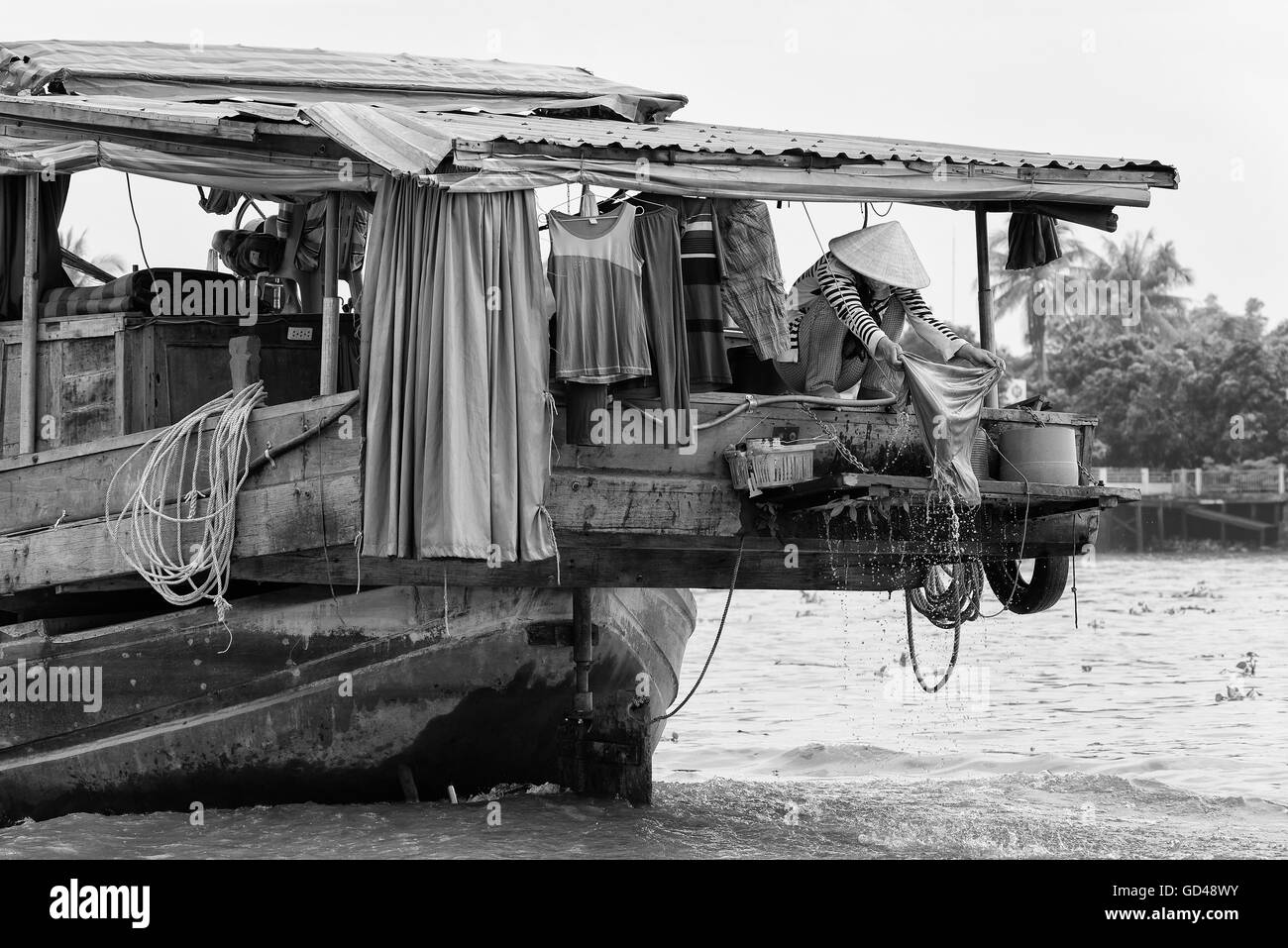 Vietnamesische Frau die Wäsche auf dem Boot. Stockfoto