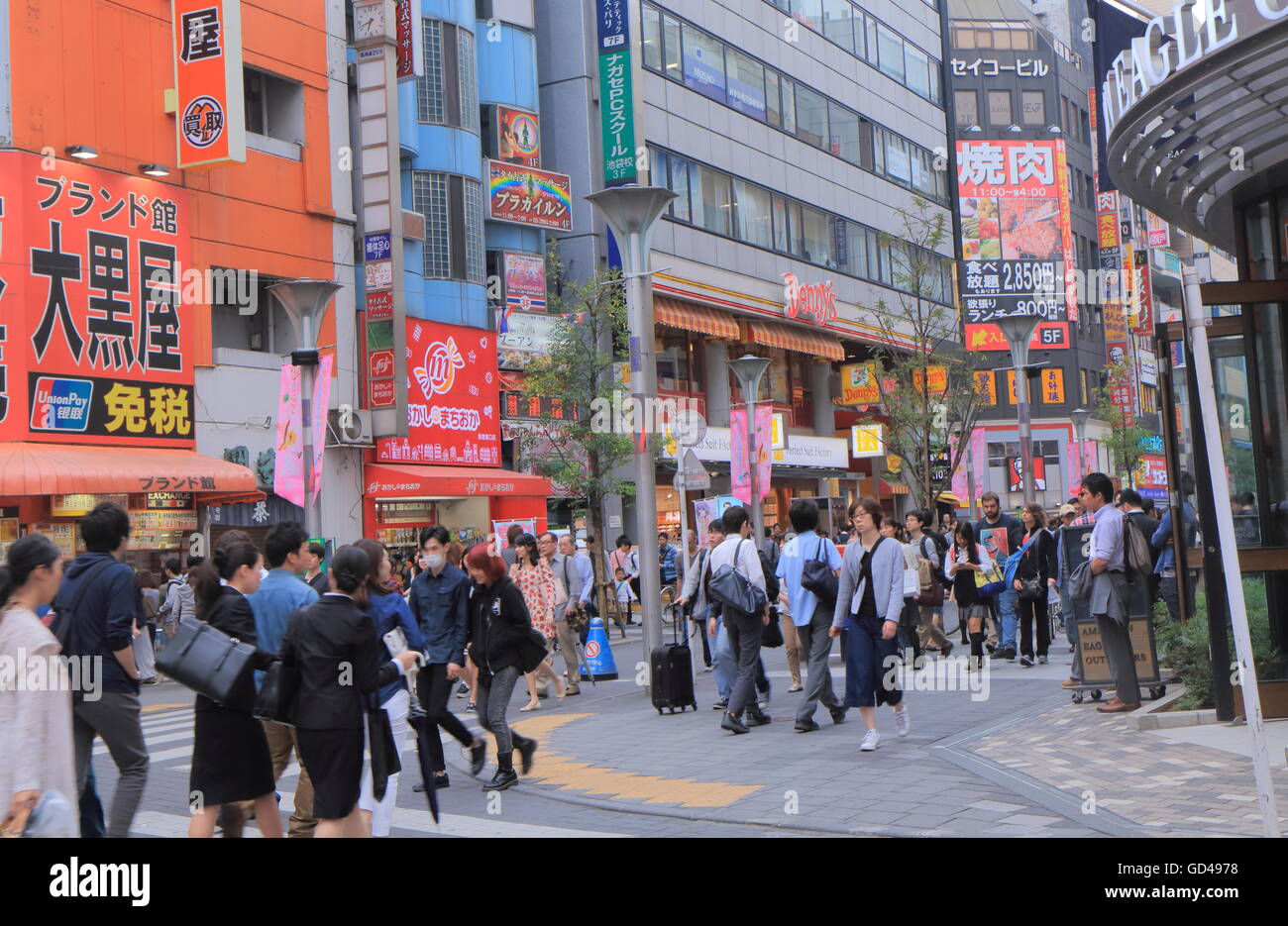 Menschen besuchen Sonnenschein Straße Ikebukuro in Tokio. Stockfoto