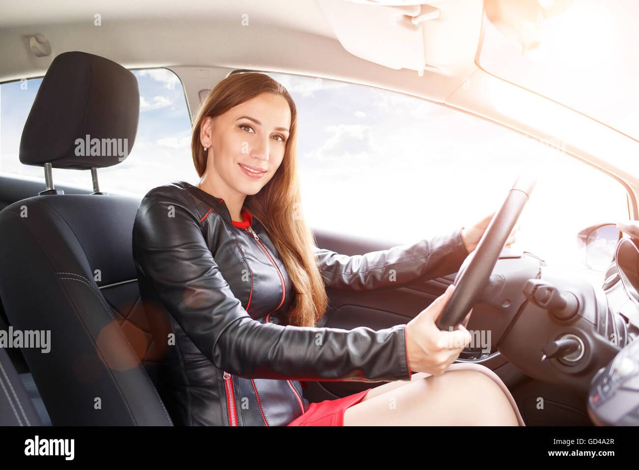 Junge Frau ein Auto zu fahren. Schnelle Lieferung oder Taxi-Konzept-Hintergrund Stockfoto