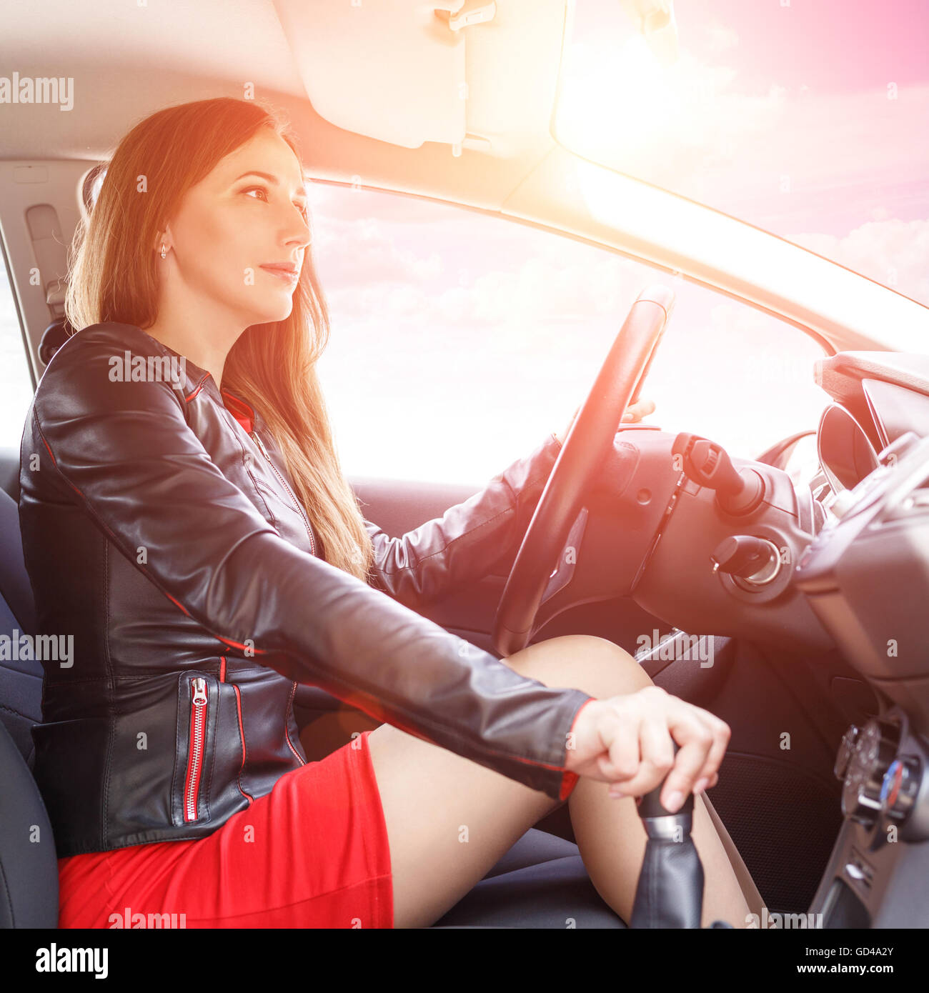 Glückliche Mädchen neue oder gemietete Auto fahren. Mieten Auto Hintergrund Stockfoto