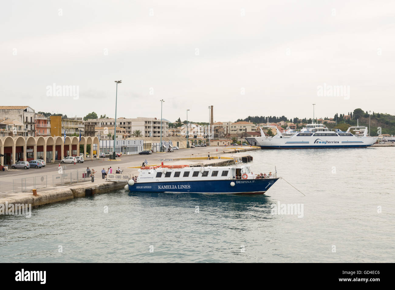 Hafen von Korfu - zeigt die Bögen der alten Passagierterminals mit Nautica Cafe und ein Boot, die Touristen zu Paxos Stockfoto