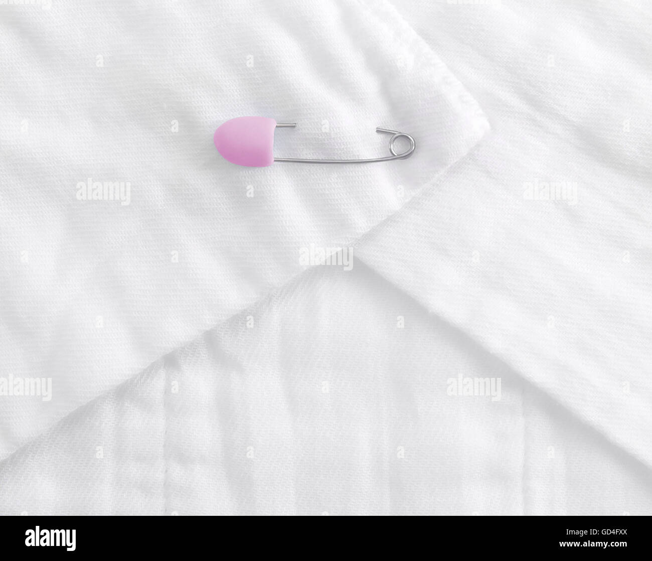 Baby Stoffwindel mit einem rosa Stift Stockfoto