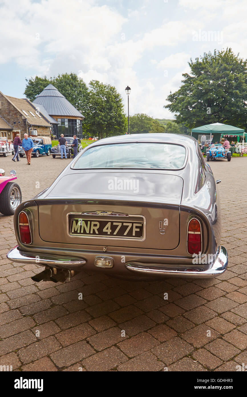 Ein Aston Martin DB 6 ausgestellt auf eine Oldtimerrallye bei Llancaiach Fawr Manor, Wales, UK Stockfoto