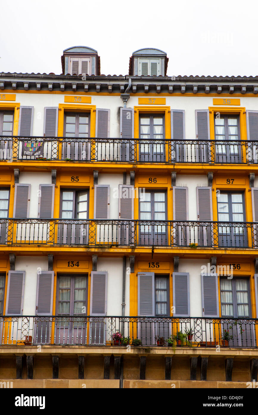 Nummeriert, Wohnungen am Plaza De La Constitución, San Sebastian-Donostia, Baskenland, Spanien. Gebaut im Jahre 1817, vom Architekten Ugart Stockfoto