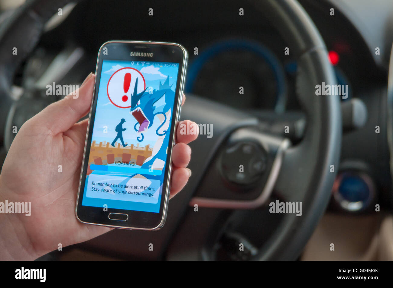 Android-Nutzer spielt Pokemon gehen beim Autofahren, ein free-to-Play-augmented-Reality-Handyspiel von Niantic für iOS und Android-Geräte entwickelt Stockfoto