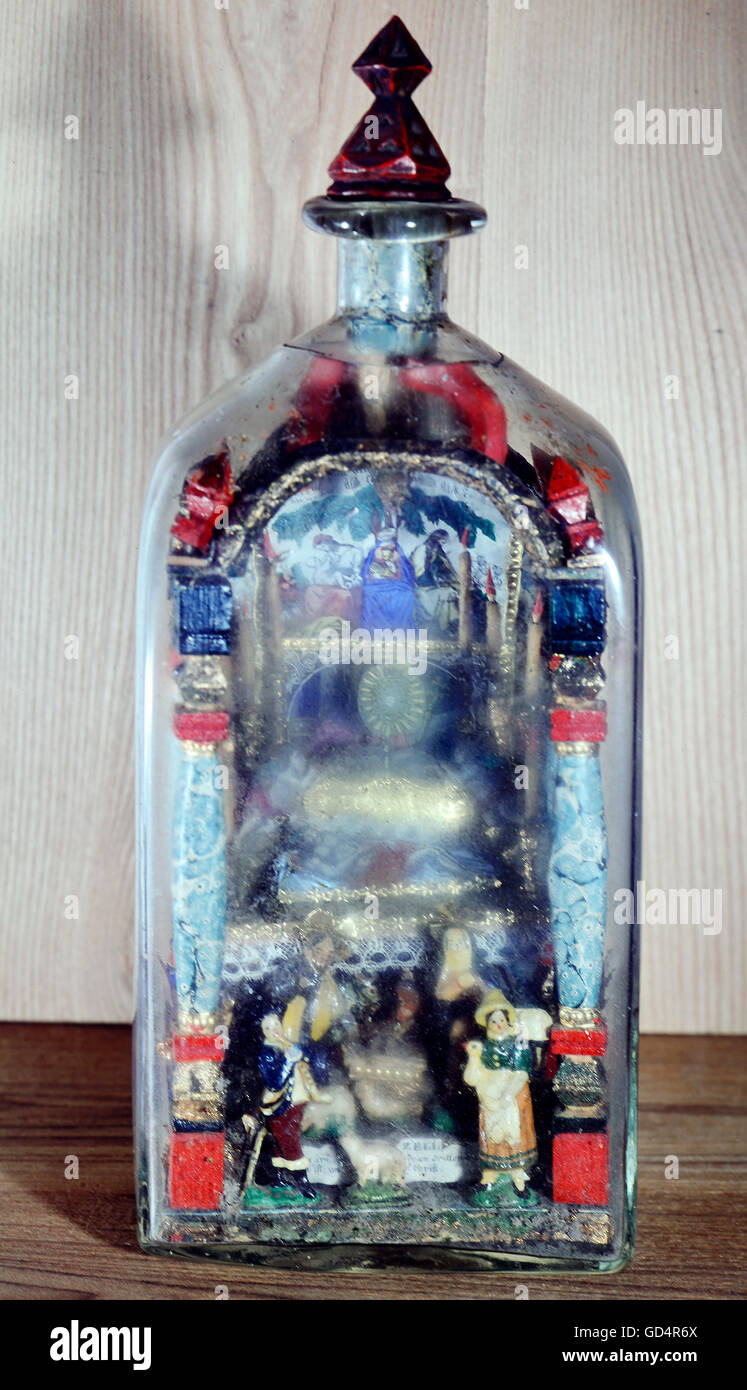 Bildende Kunst, Volkskunst, unmöglich, Flasche mit Heiligen Grab und Krippe, Glas, Papier, Wachs, Jahrhundert, Artist's Urheberrecht nicht gelöscht werden Stockfoto