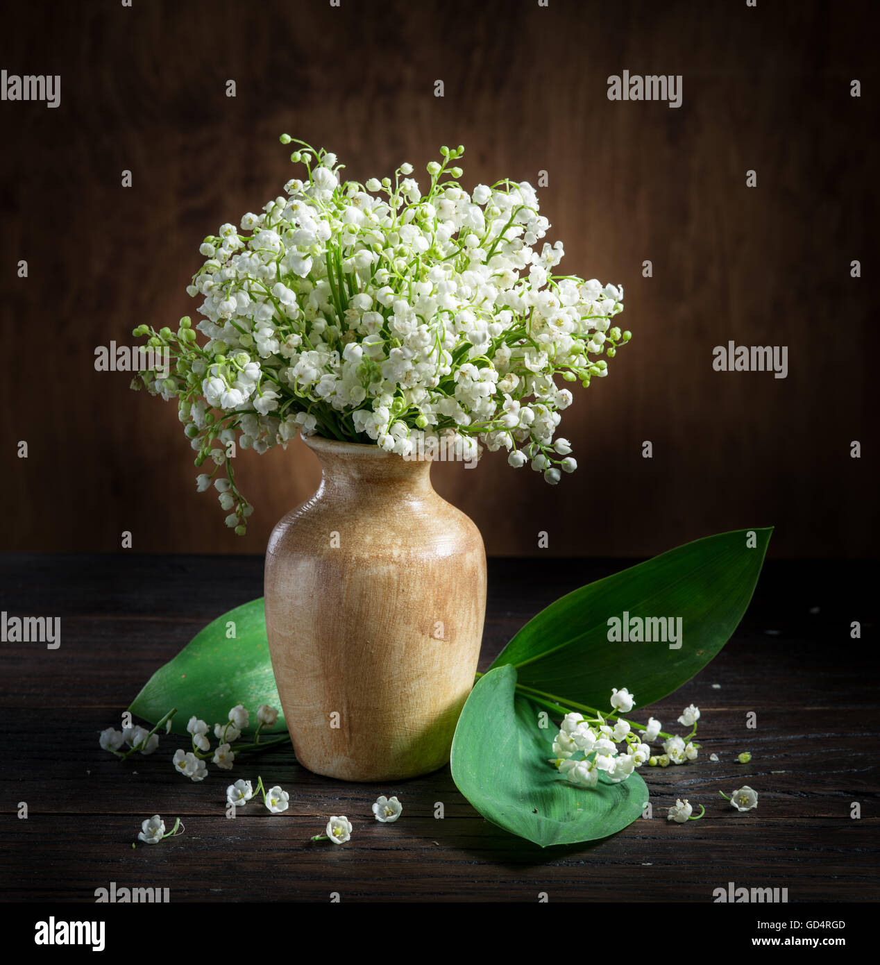 Lily Of The Valley Blumenstrauß auf dem Holztisch. Stockfoto