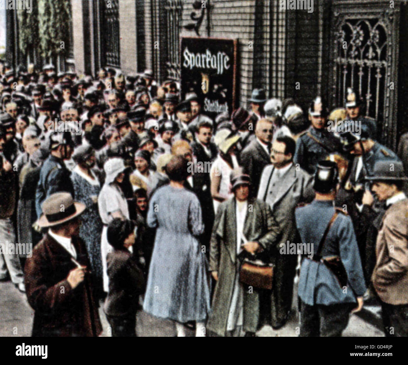Bankenkrise 1931, Menschenmenge vor der geschlossenen städtischen Sparkasse, Berlin, 13.7.1931, Farbfoto, Zigarettenkarte, Serie 'die Nachkriegszeit', 1935, Zusatzrechte-Clearences-nicht vorhanden Stockfoto