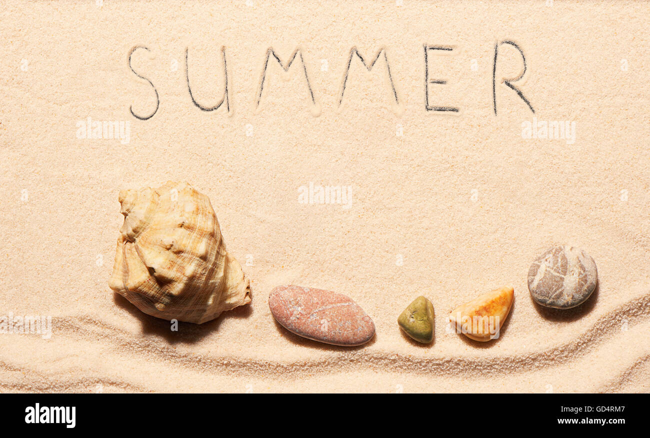 Muschel, Meer Steinen und Sommer Schriftzug auf Sand gezeichnet. Sommer Strand Hintergrund. Ansicht von oben Stockfoto