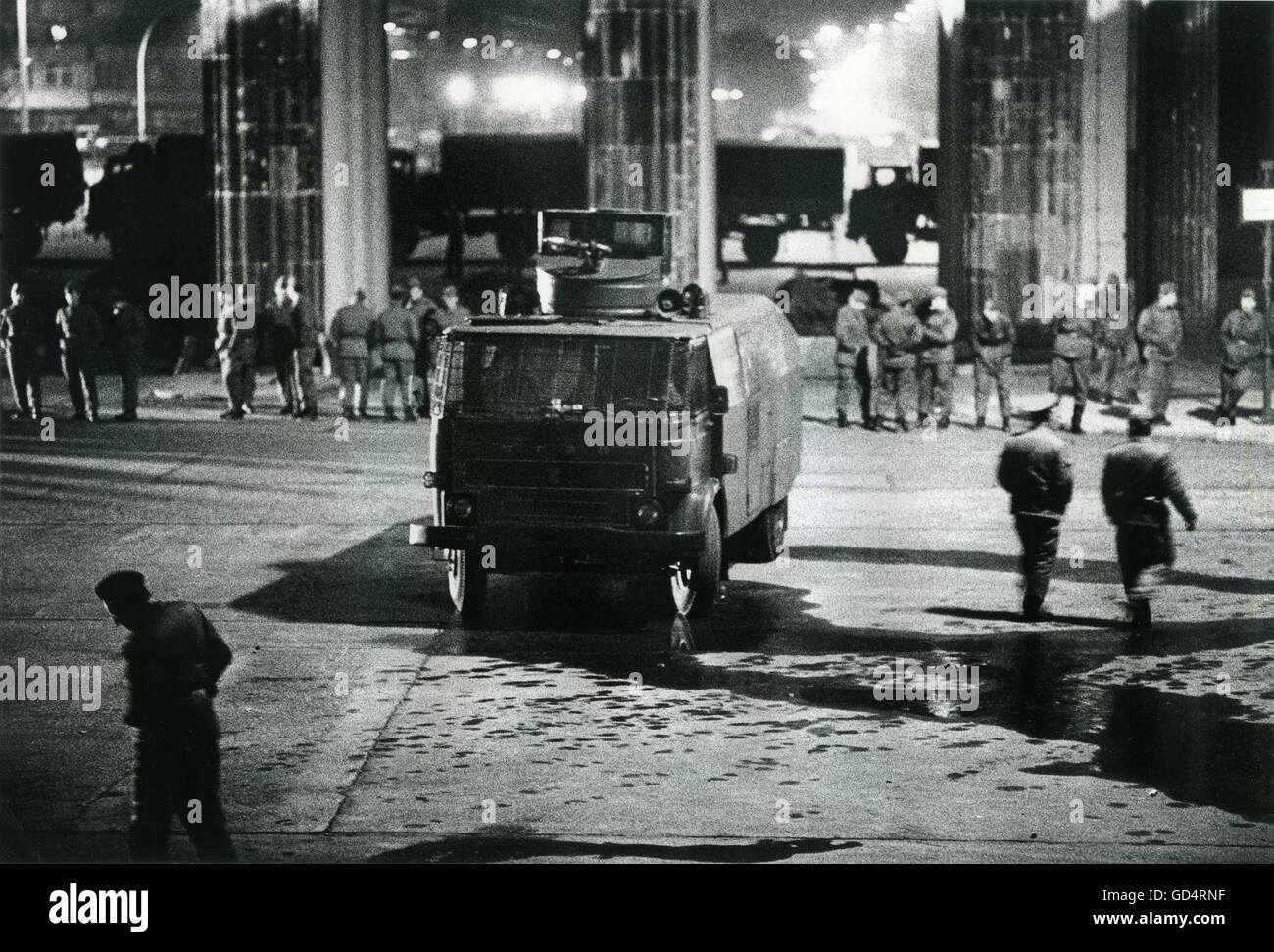 Ereignisse, Wiedervereinigung, Grenztruppen der DDR sperren des Brandenburger Tors, Ost-Berlin, 10. / 11.11.1989, Zusatz-Rechte-Clearences-Nicht Verfügbar Stockfoto