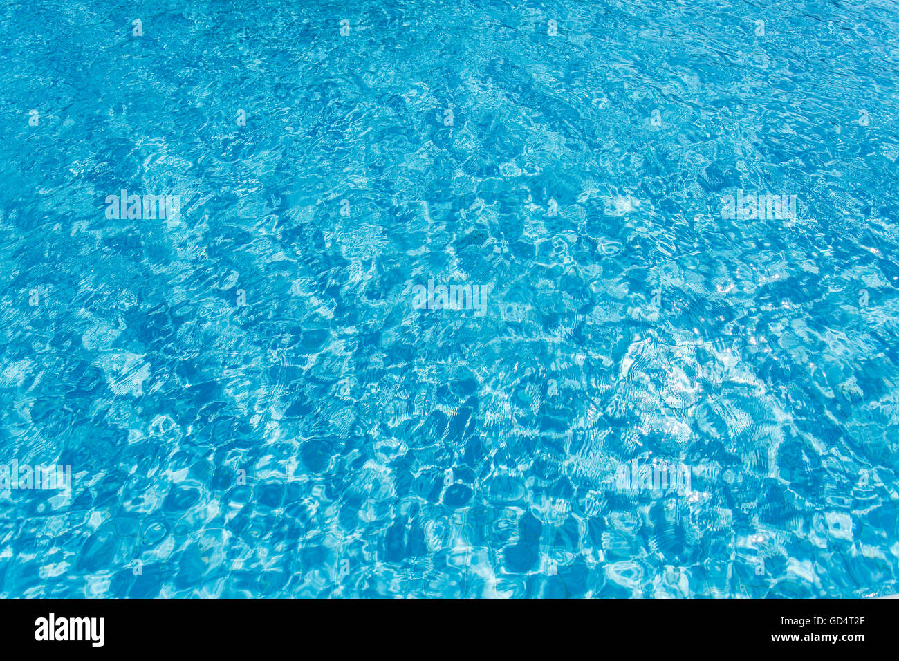 Wellen auf dem Wasser im Schwimmbad. Stockfoto