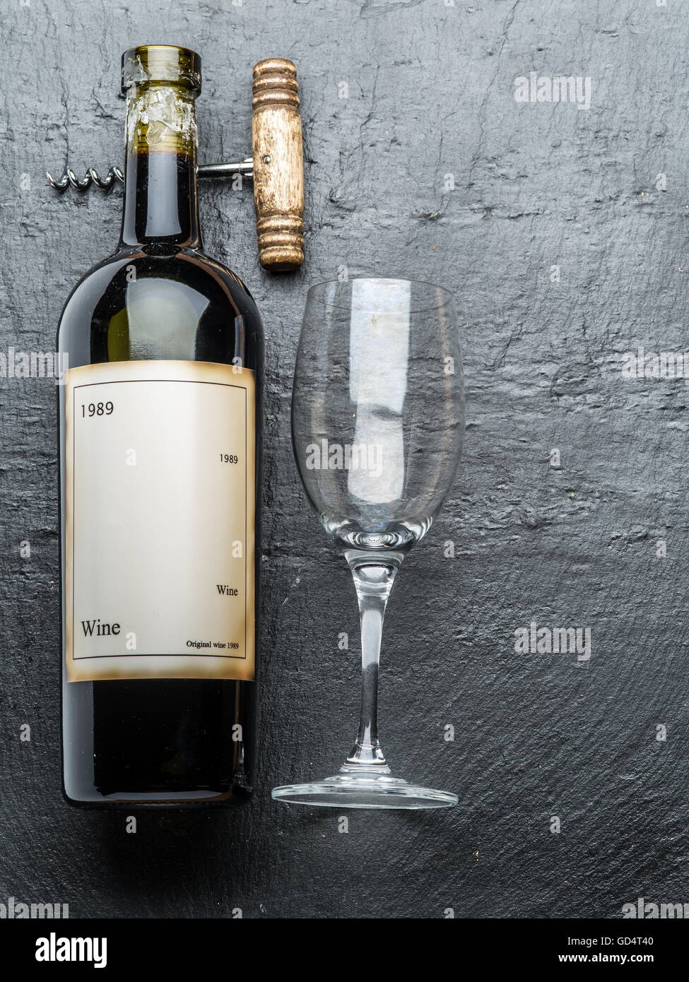 Weinflasche, Weinglas und Korkenzieher auf dem Graphit-Brett. Stockfoto