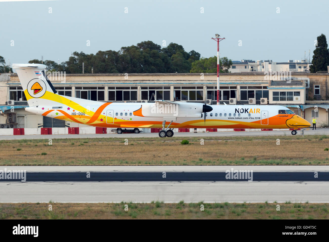 NOK Air Bombardier Dash 8-Q402 [HS-XQG] Weitergabe durch Malta seine Lieferung Flug an die thailändische Fluggesellschaft. Stockfoto