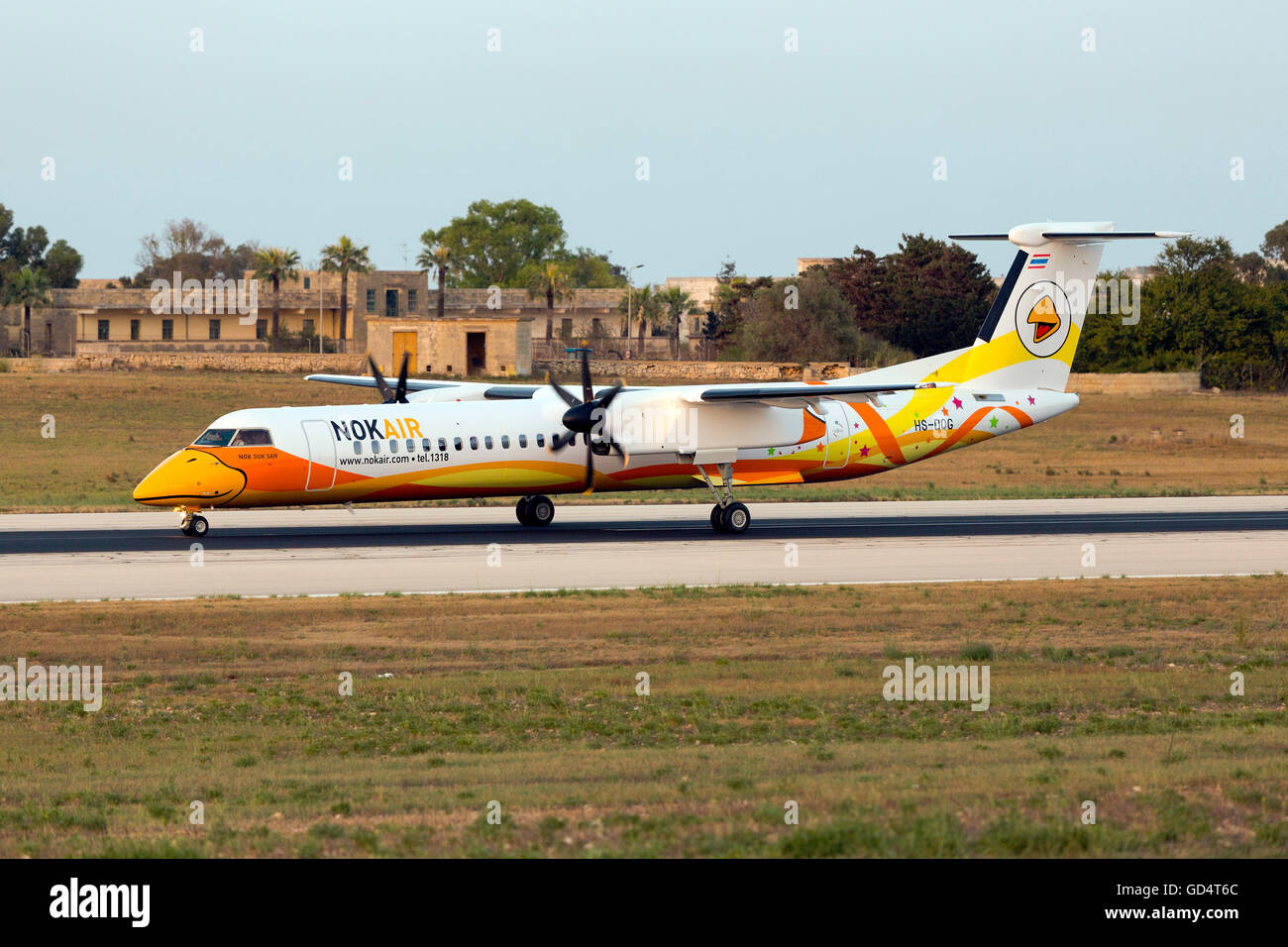 NOK Air Bombardier Dash 8-Q402 [HS-XQG] Weitergabe durch Malta seine Lieferung Flug an die thailändische Fluggesellschaft. Stockfoto