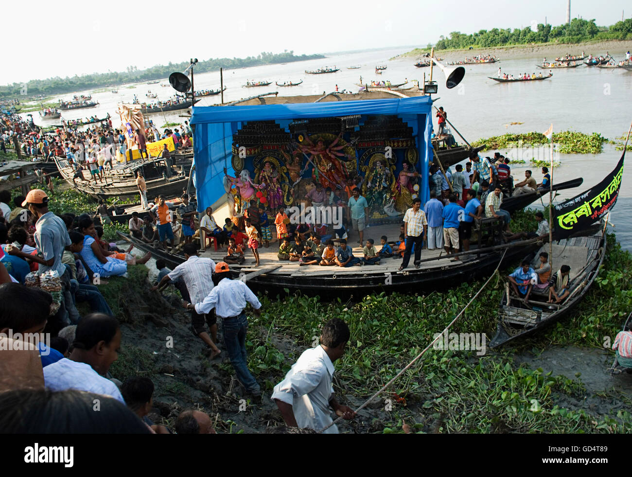 Durga Idol eintauchen in Icchamati Fluss Stockfoto