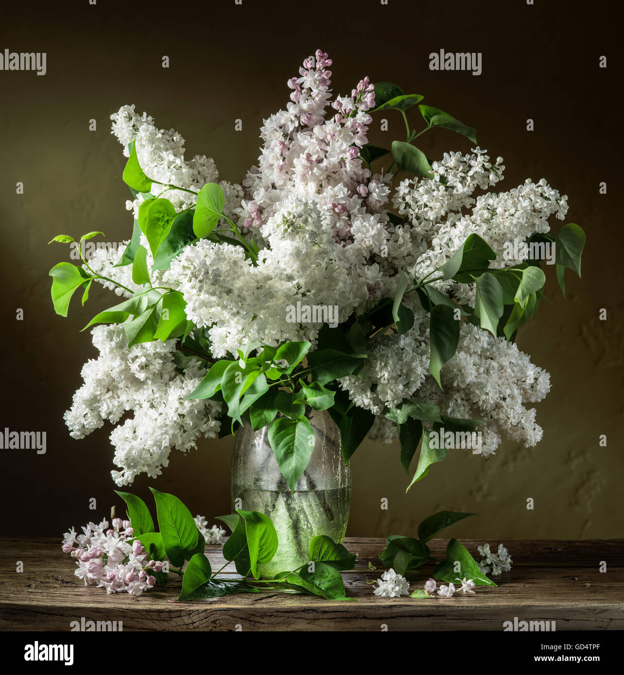 Lila Blumenstrauß auf dem Holztisch. Stockfoto