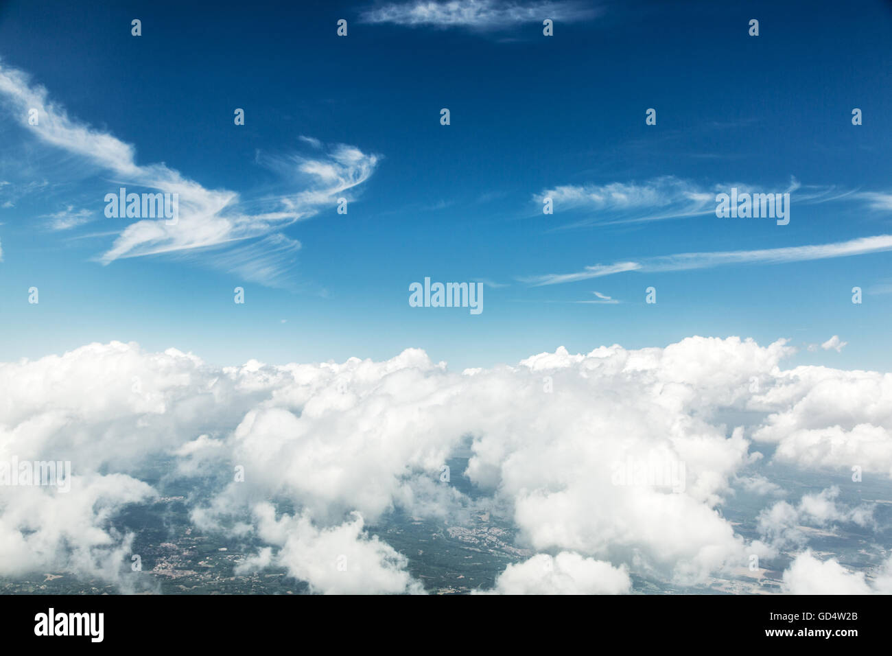 Luftaufnahme von Wolken und Landschaft unter ihnen. Stockfoto