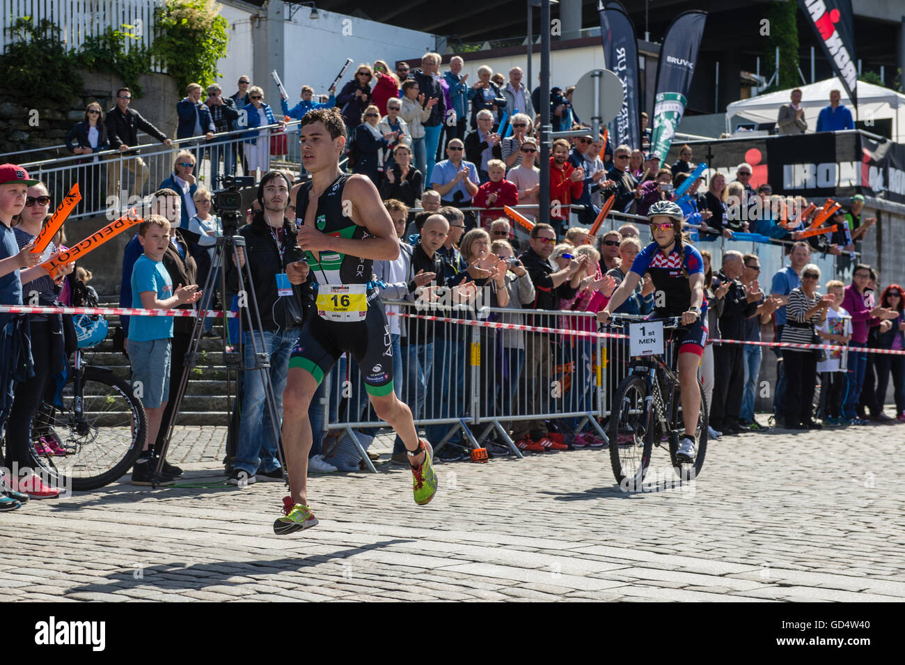 Gustav Iden, eine norwegische Profi-Triathletin, auf der Laufstrecke Ironman 70.3 Norwegens, einem Triathlon in Haugesund. Iden fuhr fort, um die Männer Rennen zu gewinnen. Stockfoto