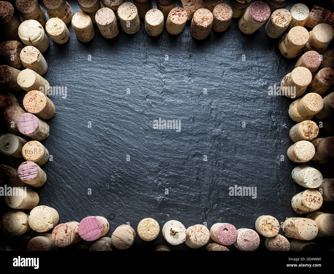 Weinkorken als Frame auf dem Graphit-Brett angeordnet. Stockfoto