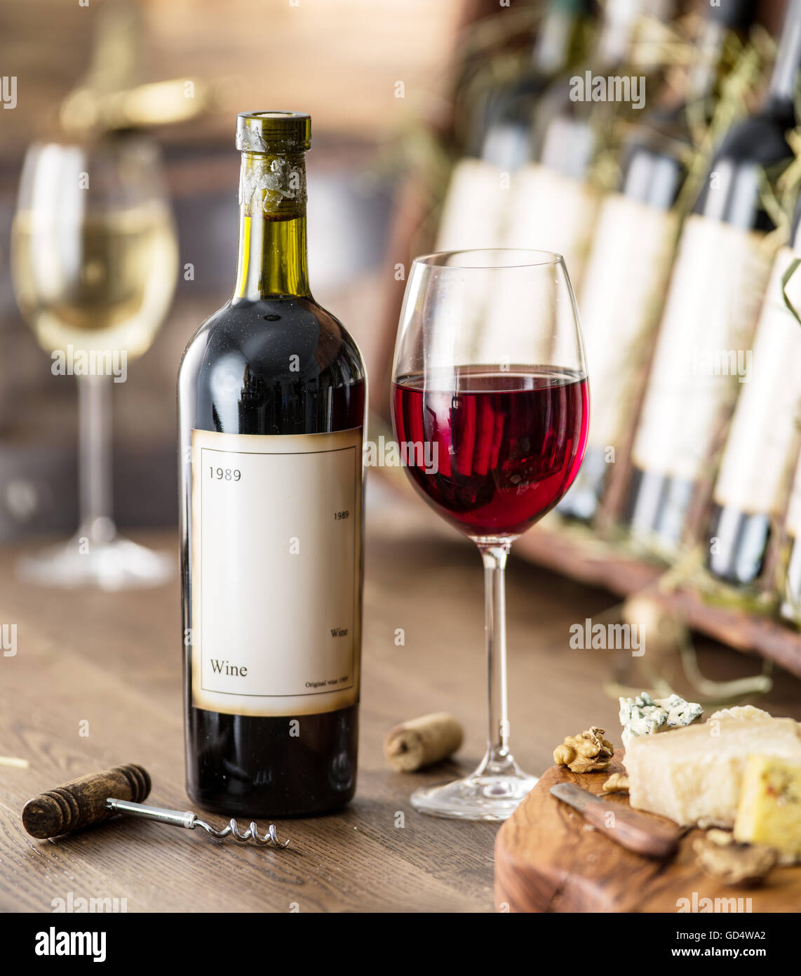 Gläser Wein und Käse-Platte. Wein zu testen. Stockfoto