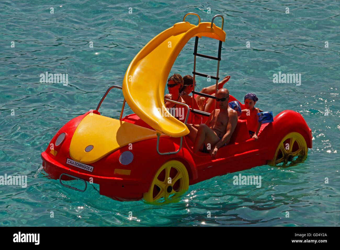 Tretboot in der Bucht von Calas de Mallorca, Mallorca, Balearen, Spanien Stockfoto